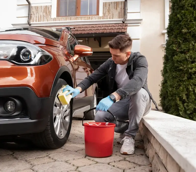 Lavage auto à domicile Mailhac-sur-Benaize : professionnel intervenant sur un véhicule